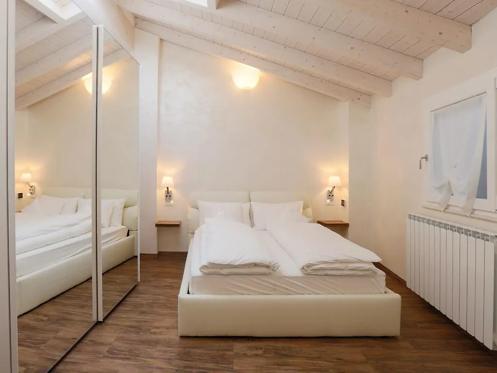 Les Suites Asola 0*,  Italia